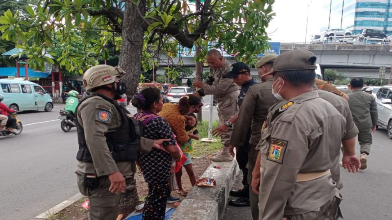 Beberapa Pemerlu Pelayanan Kesejahteraan Sosial (PPKS) dijangkau oleh Petugas Tim Penertiban Terpadu Provinsi DKI Jakarta dalam kegiatan operasi penjangkauan PPKS serentak di lima wilayah kota Jakarta, Kamis (9/2/2023). ANTARA/Satpol PP DKI Jakarta