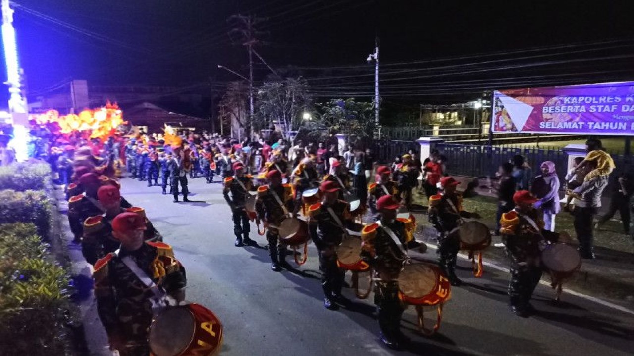 Atraksi Drumband Yonif Infanteri Raider Khusus Walet Sakti 644 Walet Sakti berkolaborasi memeriahkan atraksi naga dan barongsai saat pawai lampion perayaan Cap Go Meh di Kota Putussibau, wilayah Kapuas Hulu Kalimantan Barat, Sabtu malam (4/2/2023). ANTARA (Teofilusianto Timotius)