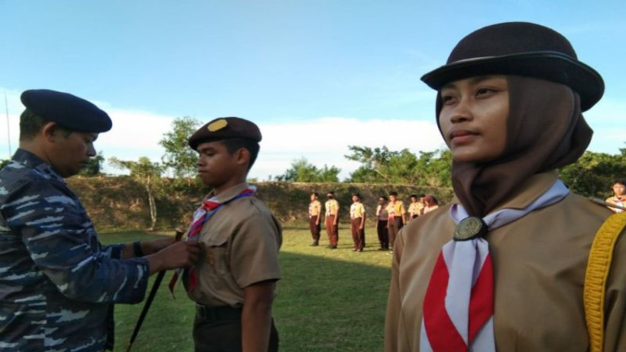 Komandan Lanal Kendari Letkol Laut (P) Abdul Kadir Mulku Zahari saat menyematkan tanda peserta calon anggota Pramuka Saka Bahari, di Konawe Selatan, Jumat (17/2/2023) (ANTARA/Harianto)