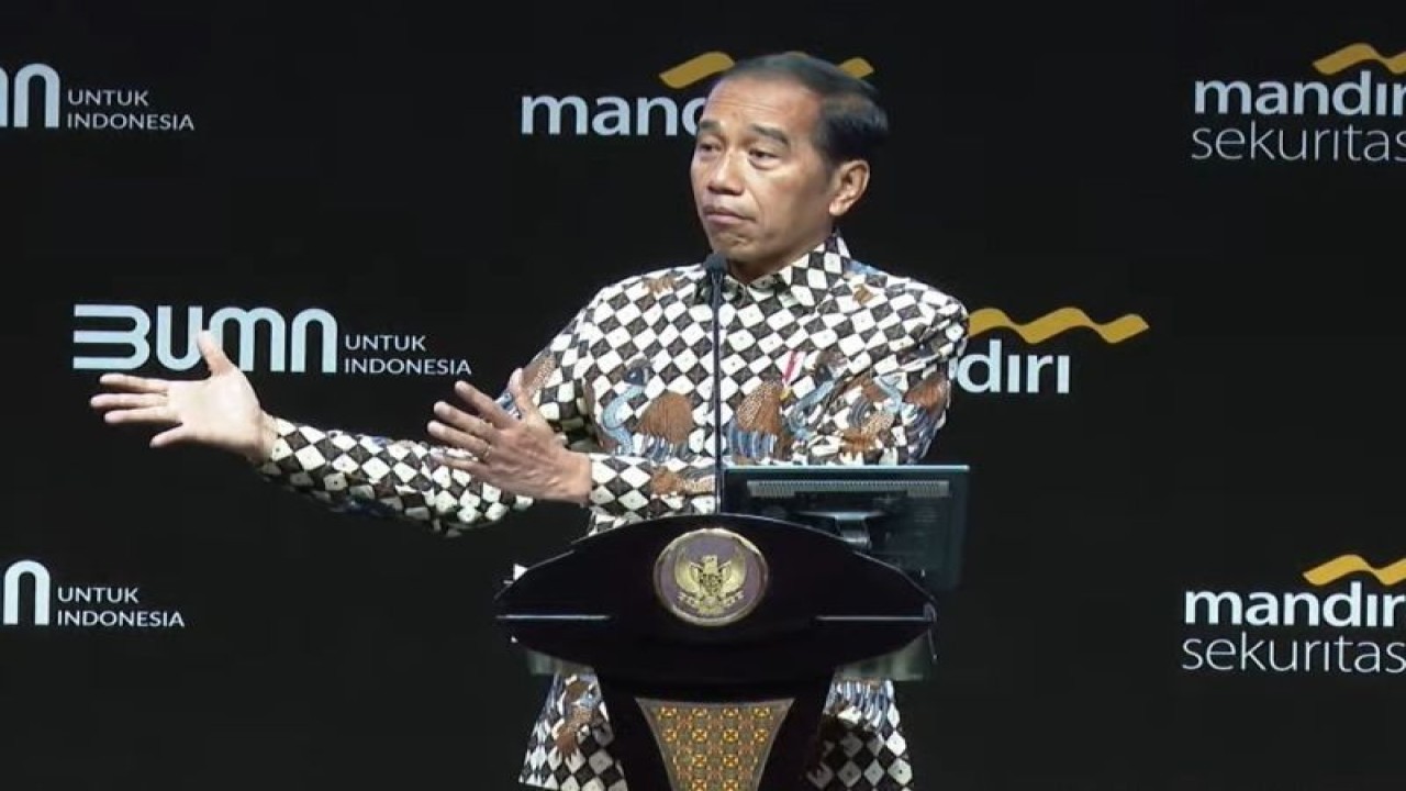 Tangkapan layar - Presiden RI Joko Widodo saat menjadi pembicara kunci dalam Mandiri Investment Forum 2023 di Jakarta, Rabu (1/2/2023). (ANTARA/Gilang Galiartha/aa.)