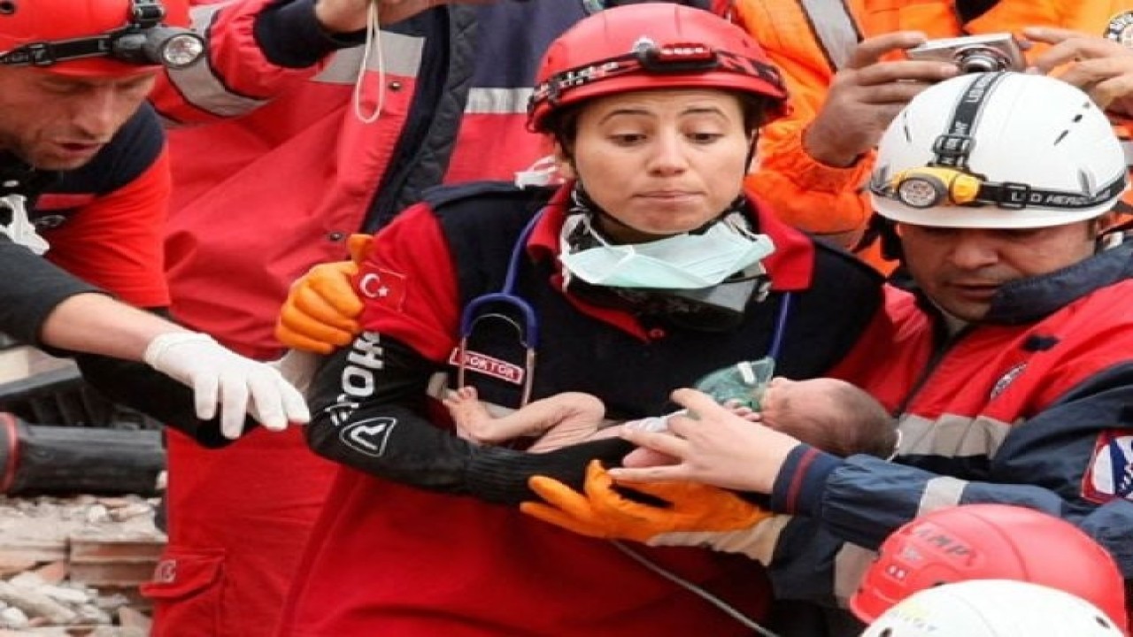 Regu penyelamat mengevakuasi bayi dari reruntuhan gedung di Ercis, dekat Van, Turki, Selasa (25/10). Bayi berumur 14 hari dievakuasi dalam keadaan selamat dari reruntuhan gedung 46 jam setelah gempa bumi menggoncang Turki tenggara, kata pewarta televisi Reuters. (FOTO ANTARA/REUTERS/Stringer/o)