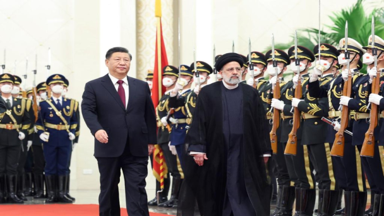 Presiden China Xi Jinping (kiri) dan Presiden Iran Ebrahim Raisi menginspeksi pasukan militer dalam penyambutan kunjungan resminya di Beijing, Selasa (14/2/2023). (ANTARA/Xinhua)