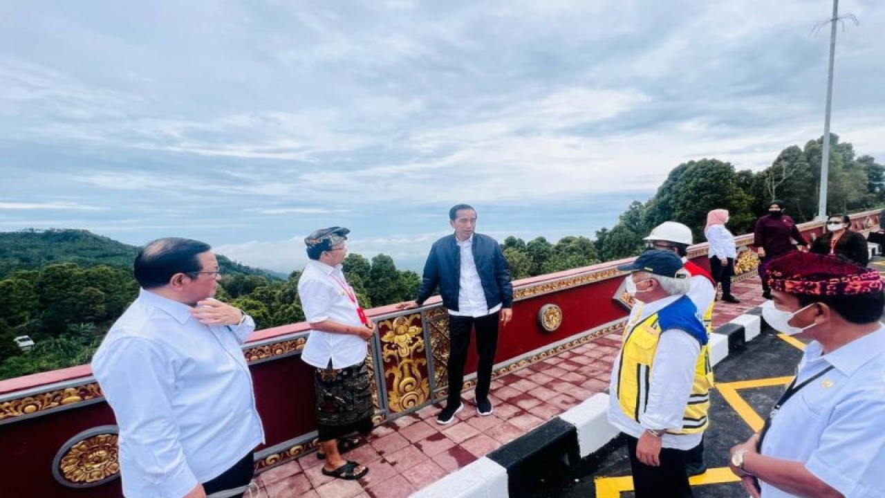 Presiden Joko Widodo meninjau dan meresmikan Jalan Pintas Batas Kota Singaraja-Mengwitani di Kabupaten Buleleng, Bali, Kamis (2/2/2023). ANTARA/HO-Biro Pers Sekretariat Presiden