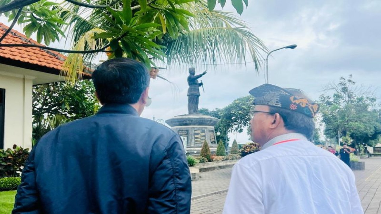 Presiden Joko Widodo dan Gubernur Bali I Wayan Koster saat mengunjungi Ruang Terbuka Hijau Taman Bung Karno di Bali, Kamis (2/2/2023). (ANTARA/HO-Biro Pers Sekretariat Presiden)