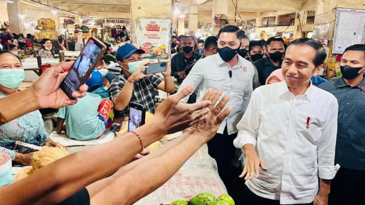 Presiden Joko Widodo berkunjung ke Pasar Anyar Singaraja, Kabupaten Buleleng, Provinsi Bali, Kamis (2/2/2023). (ANTARA/HO-Biro Pers Sekretariat Presiden)