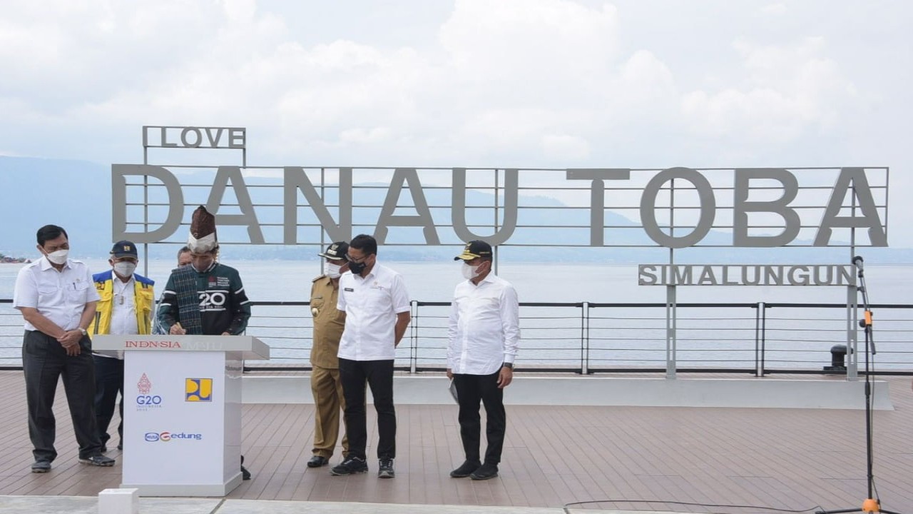Presiden Joko Widodo meninjau dan sekaligus meresmikan penataan Kawasan Pantai Bebas Parapat di Kabupaten Simalungun, Provinsi Sumatera Utara, Rabu (2/2/2022).