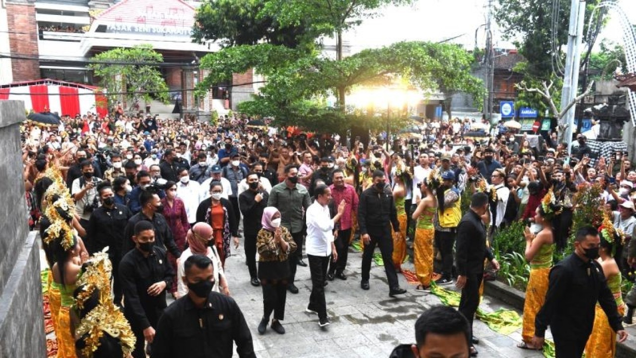 Presiden Jokowi dan Ibu Iriana Jokowi mendapatkan sambutan dari warga Bali di Pasar Seni Sukawati Gianyar pada Rabu (1/2/2023). (ANTARA/Kris - Biro Pers Sekretariat Presiden)