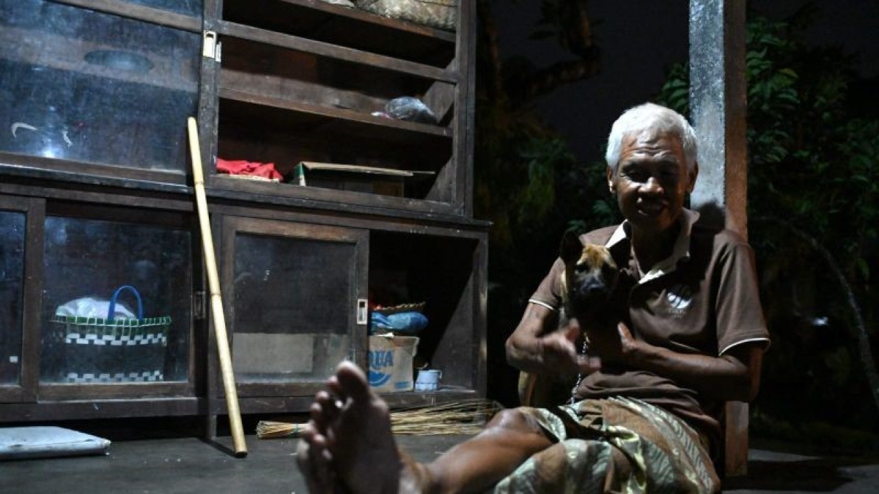 Seorang warga Bali, Ketut, yang rumahnya di Dusun Keingetan, Desa Singakerta, Kecamatan Ubud, Kabupaten Gianyar dikunjungi Presiden Jokowi pada Rabu (1/2/2023). (ANTARA/Kris - Biro Pers Sekretariat Presiden)