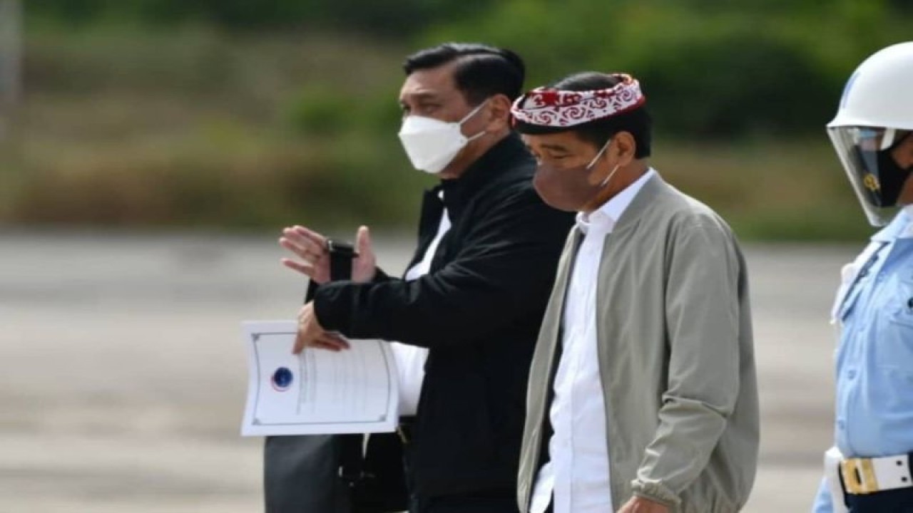 Presiden Joko Widodo memakai "singal" penutup kepala khas Suku Bulungan Kalimantan Utara saat tiba di Bandara Internasional Juwata Kota Tarakan Provinsi Kaltara bersama Menko Marves Luhut B Pandjaitan beberap waktu lalu. (ANTARA/HO-Biro Setpres)