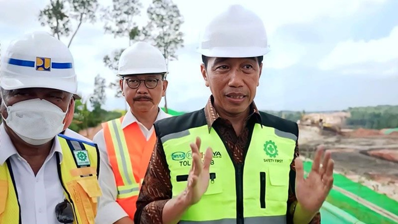 Tangkapan layar - Presiden Jokowi memberikan keterangan usai meninjau Jalan Tol Balikpapan ke Kawasan Inti IKN di Balikpapan, Kalimantan Timur, Rabu (22/2/2023). (ANTARA/Youtube Sekretariat Presiden/pri)