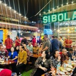Presiden Jokowi makan durian bersama para pemred di Medan-1675907066