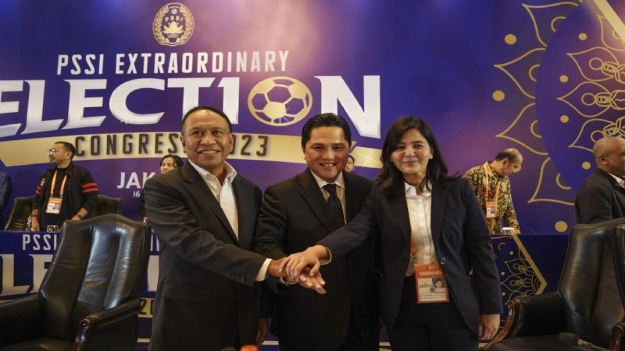 Ketua Umum PSSI terpilih Erick Thohir (tengah), Wakil Ketua Umum PSSI terpilih Zainudin Amali (kiri) dan Ratu Tisha (kanan) bertumpu tangan bersama pada Kongres Luar Biasa Persatuan Sepak Bola Seluruh Indonesia (KLB PSSI) 2023 di Jakarta, Kamis (16/2/2023). Dalam kongres tersebut Erick Thohir resmi terpilih sebagai Ketua Umum PSSI sementara Zainudin Amali dan Ratu Tisha terpilih sebagai Wakil Ketua Umum PSSI untuk kepengurusan PSSI periode 2023-2027. ANTARA FOTO/Dhemas Reviyanto/hp.