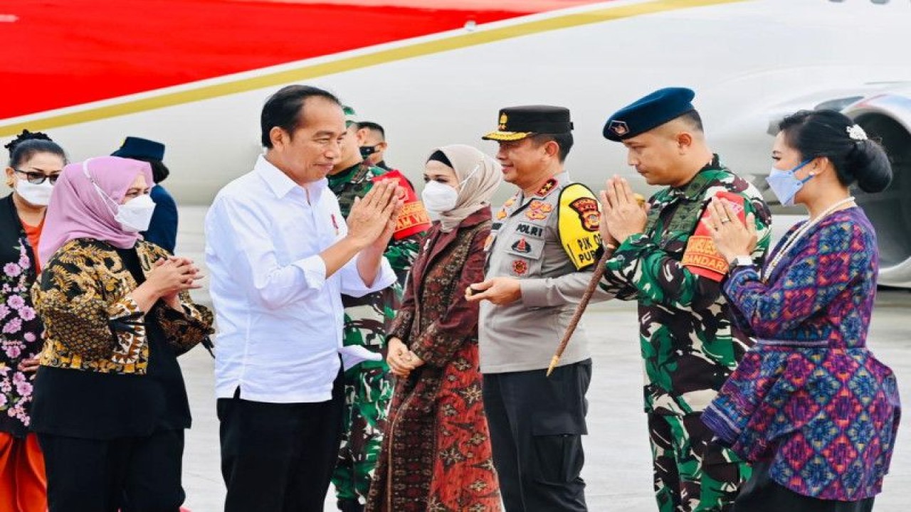 Presiden RI Joko Widodo beserta Ibu Negara Iriana Joko Widodo tiba di Bali, Rabu (1-2-2023) petang. ANTARA/HO-Biro Pers Sekretariat Presiden
