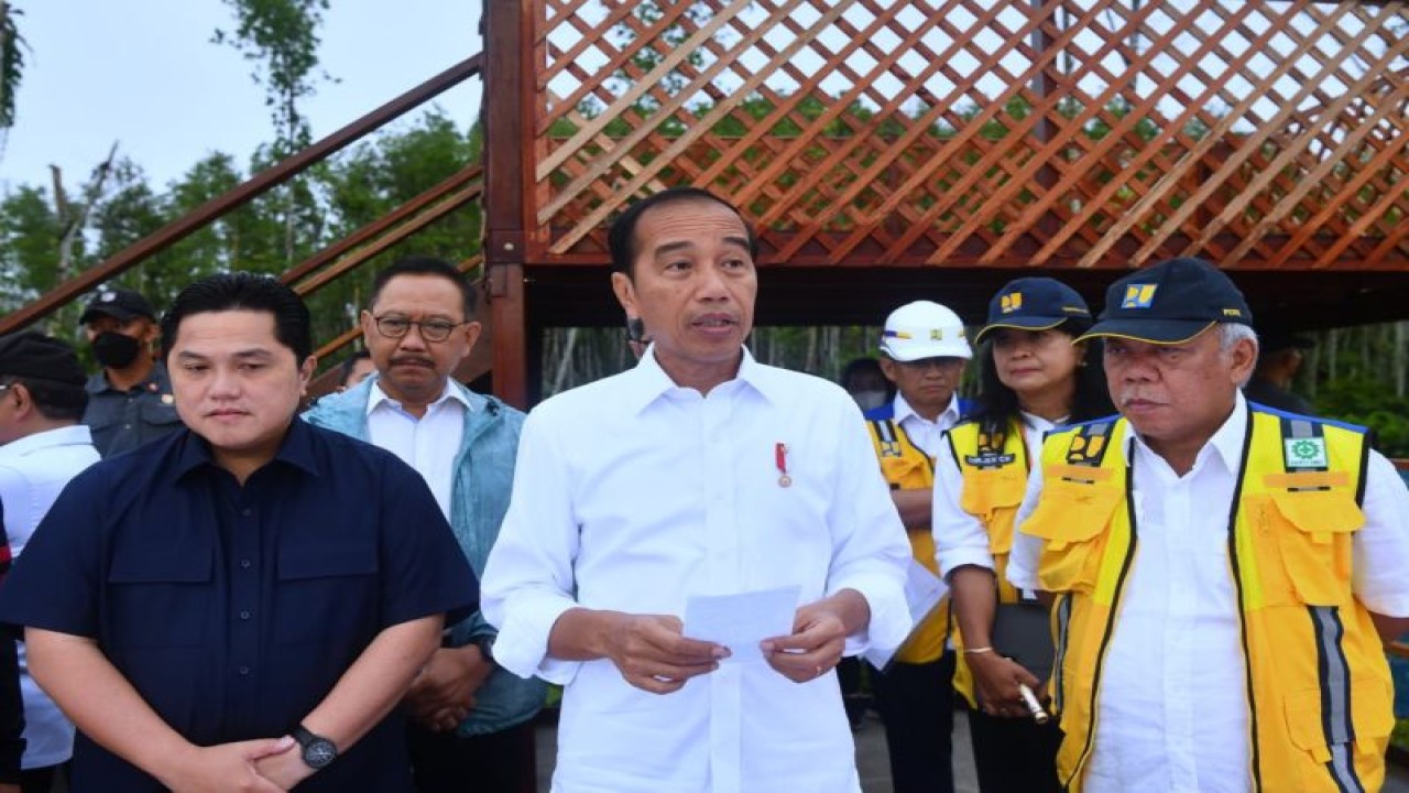 Presiden RI Joko Widodo (tengah) memberikan keterangan selepas mengajak petinggi PSSI 2023-2027 meninjau langsung titik lokasi pembangunan pusat latihan sepak bola nasional di kawasan sub wilayah perencanaan 1B Ibu Kota Nusantara (IKN) di Penajam Paser Utara, Kalimantan Timur, Jumat (24/2/2023). (ANTARA/HO-Biro Pers Sekretariat Presiden RI)