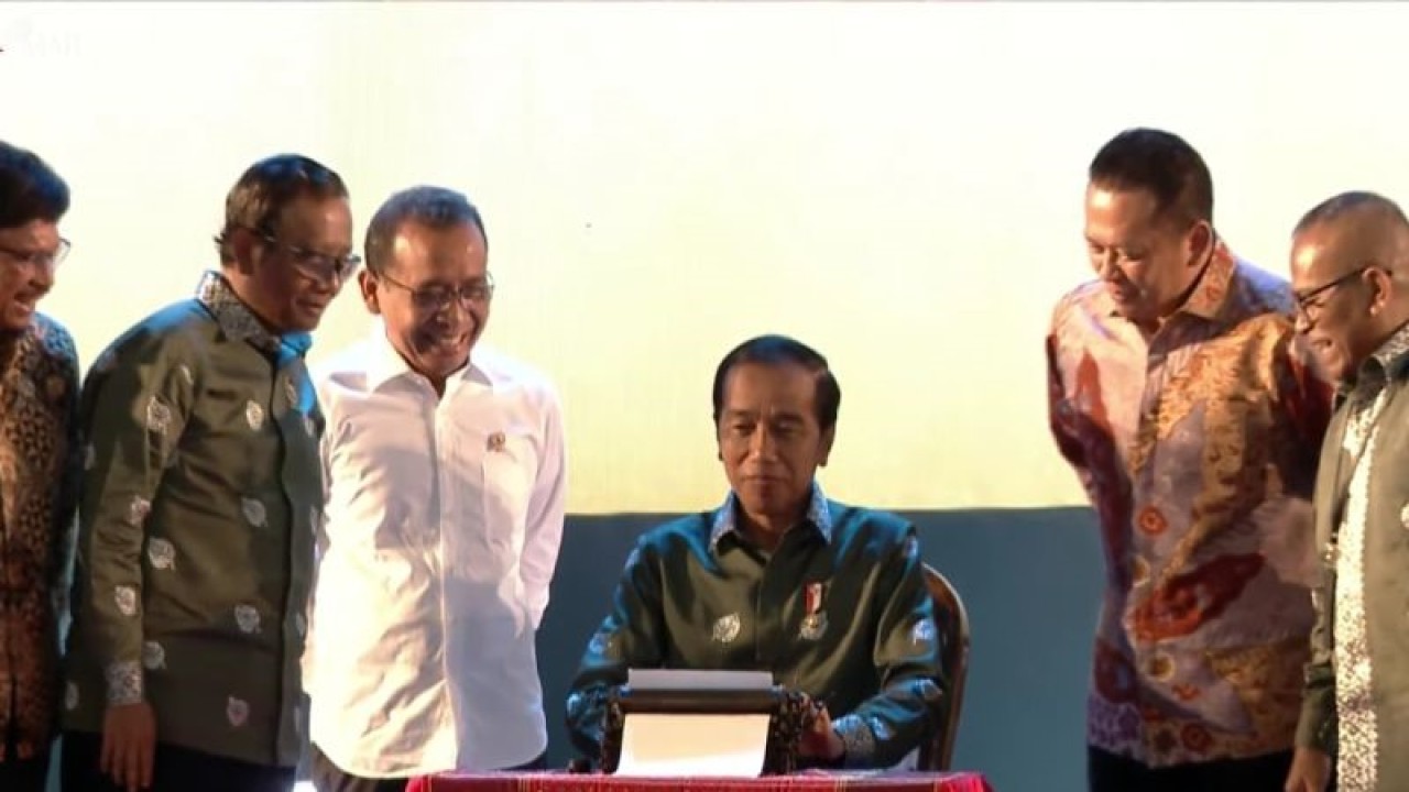 Tangkap layar Youtube Sekretariat Presiden - Presiden Joko Widodo mengetikkan tulisan HPN menggunakan mesin ketik tua, saat menghadiri acara Puncak Peringatan Hari Pers Nasional (HPN) 2023, di Deli Serdang, Sumatra Utara, Kamis (9/2/2023). ANTARA/Rangga Pandu Asmara Jingga