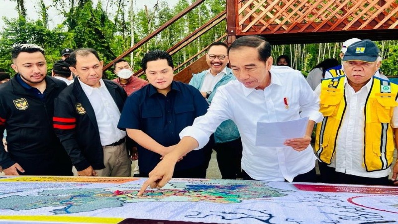 Presiden RI Joko Widodo (kedua kanan) tampak menunjuk titik di peta proyek kawasan sub wilayah perencanaan 1B Ibu Kota Nusantara yang dijadikan lokasi pembangunan pusat latihan sepak bola nasional saat mengajak jajaran petinggi PSSI 2023-2027 meninjau langsung kawasan tersebut di Penajam Paser Utara, Kalimantan Timur, Jumat (24/2/2023). (ANTARA/HO-Biro Pers Sekretariat Presiden RI)