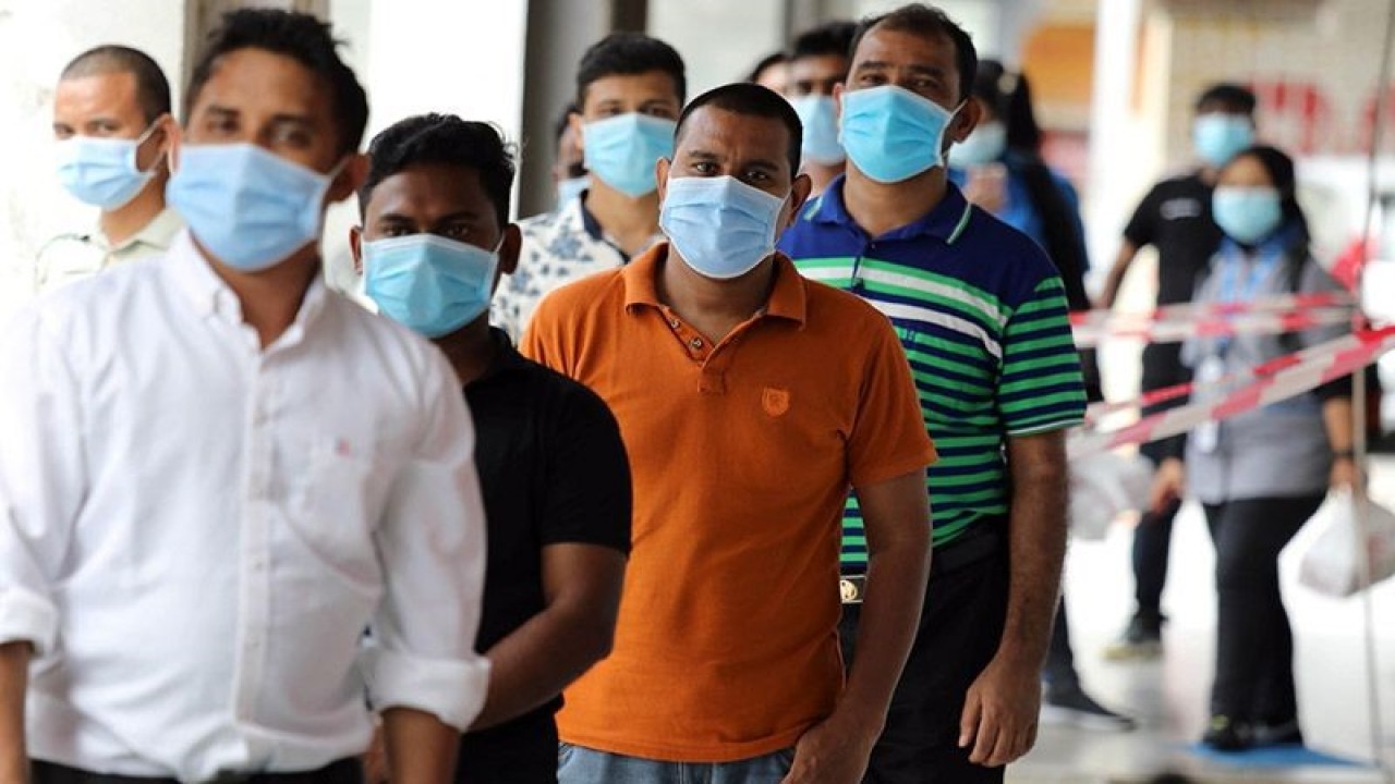 Arsip Foto - Tenaga kerja asing menunggu dalam barisan untuk dites penyakit virus corona (COVID-19) di luar sebuah klinik di Kajang, Malaysia, Senin (26/10/2020). ANTARA FOTO/REUTERS/Lim Huey Teng/hp/cfo/am.
