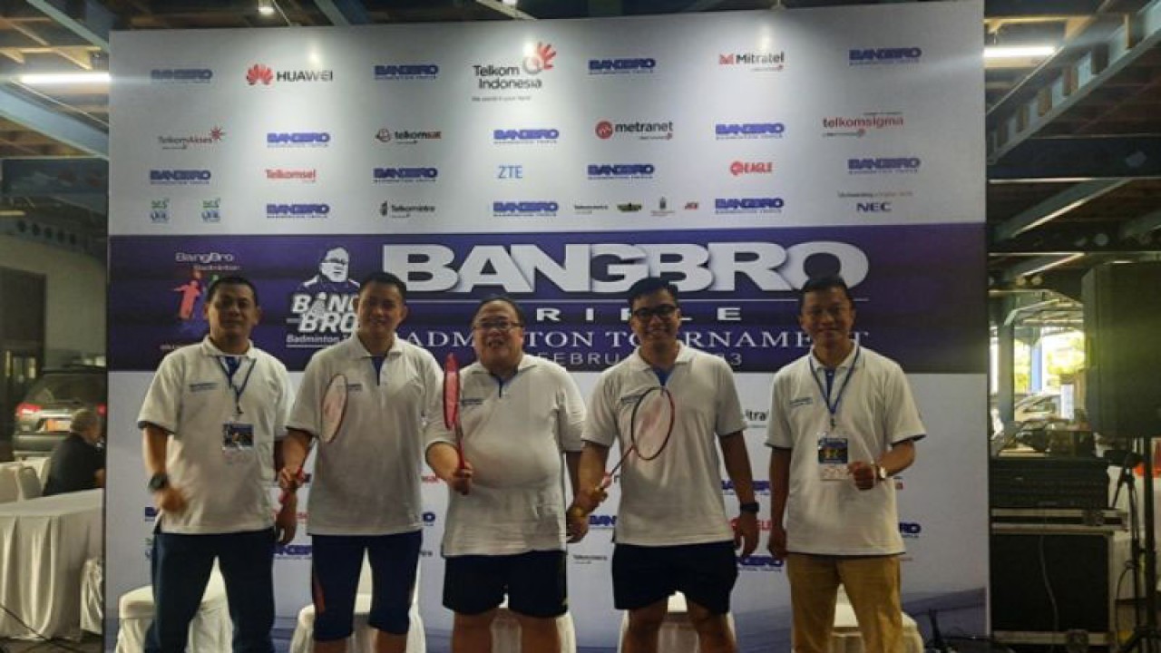 Ketua Umum Komunitas BangBro Badminton, Prof. Bambang Permadi Soemantri Brodjonegoro (tengah), Ketua Harian Komunitas BangBro Badminton Chandra Wijaya (Kedua dari kiri) usai Launching Komunitas Bangbro (ANTARA/Foto: Feru Lantara).)