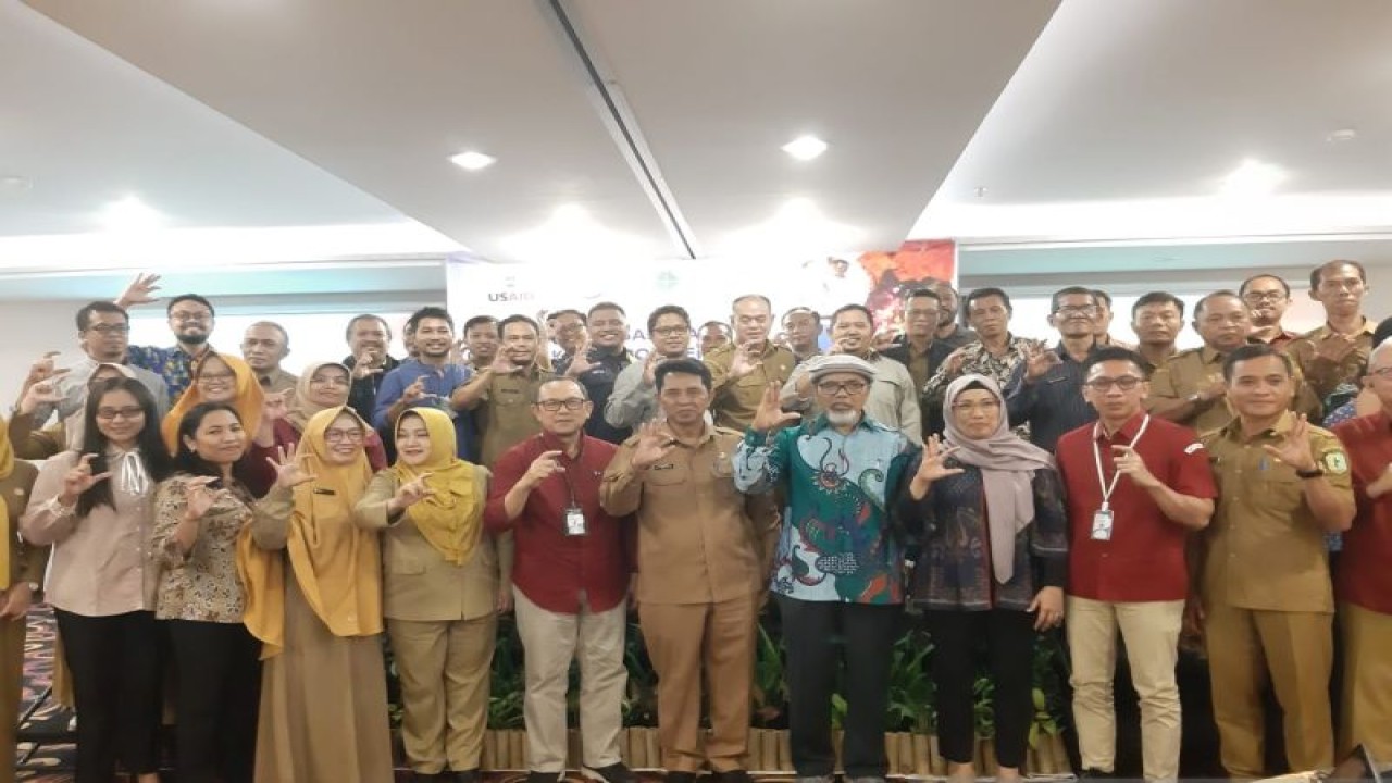 Peserta sosialisasi dan diskusi kelompok program USAID Kolektif di Pontianak, Kalimantan Barat melakukan foto bersama. ANTARA/Dedi.