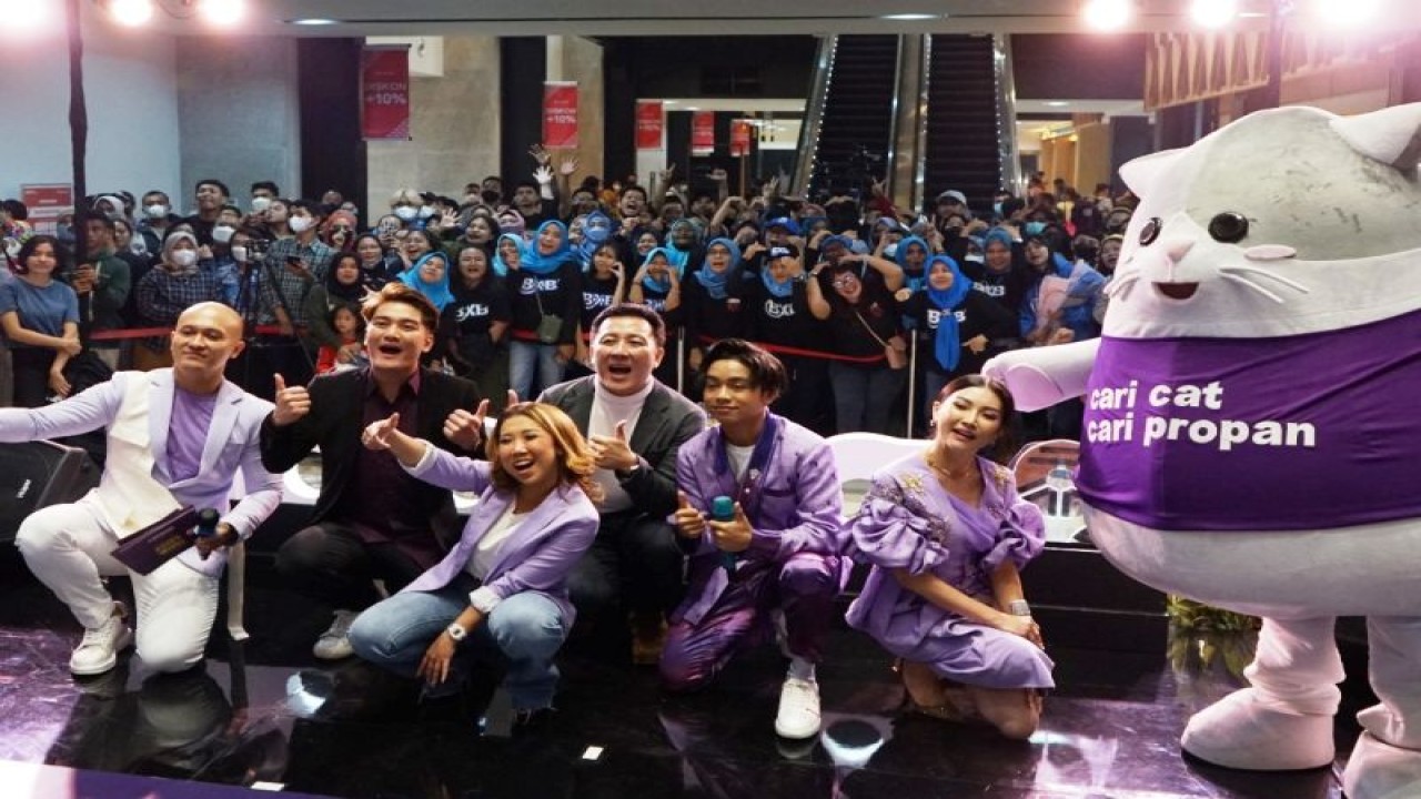 Boy William, Kiky Saputri, dan Onsu Family berpose bersama Cari, The Cat mascot Propan Raya di malam pengumuman pemenang program consumer promo "Happy Wheel 2022" di Sarinah Mall, Jakarta pada Sabtu (24/2/2023). (ANTARA/HO)