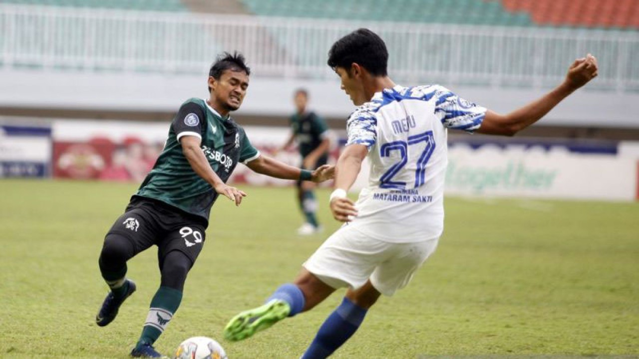 Pesepak bola PSIS Semarang Meru Kimura (kanan) dihadang pesepak bola Persikabo 1973 Komarudin (kiri) dalam pertandingan lanjutan BRI Liga 1 di Stadion Pakansari, Kabupaten Bogor, Jawa Barat, Selasa (21/2/2023). Pertandingan berakhir imbang 0-0. ANTARA FOTO/Yulius Satria Wijaya/tom.