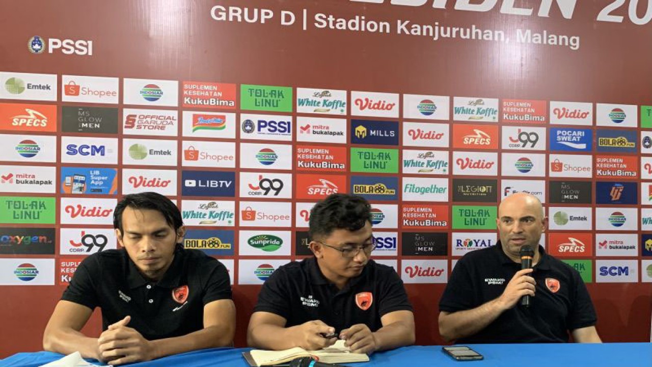 Pelatih PSM Makassar Bernardo Tavares (kedua kanan) dan Rasyid Bakri (kiri) pada saat melaksanakan jumpa pers di Kota Malang, Jawa Timur, Sabtu (18/6/2022). (ANTARA/Vicki Febrianto)