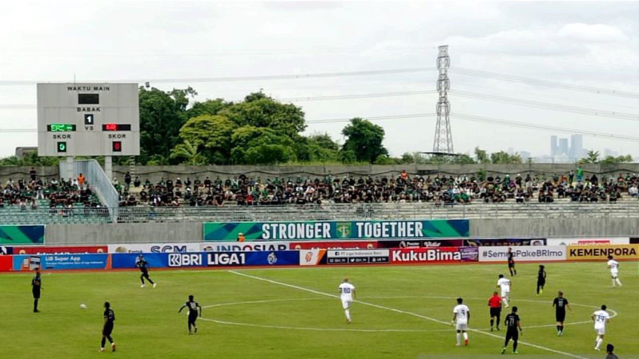 Persebaya Surabaya mengahadapi PSM Makassar dalam laga lanjutan Liga 1 Indonesia musim kompetisi 2022/2023 di Stadion Gelora Joko Samudro Gresik, Jumat (24/2/2023) sore. (ANTARA/Ananto Pradana)