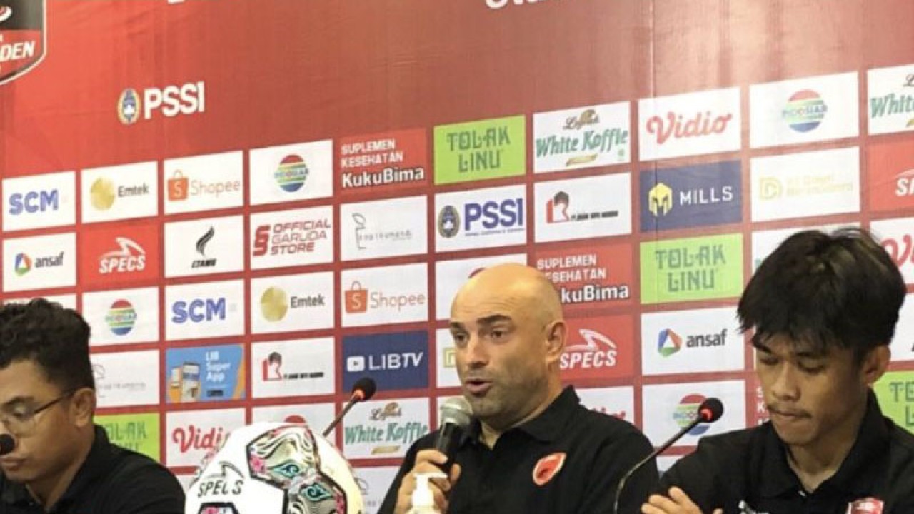 Pelatih PSM Makassar Bernardo Tavares didampingi pemian Riski Eka Pratama menjelaskan kepada wartawan persiapan pertandingan perempat final Piala Presiden 2022 di Stadion Segiri Samarinda. (Arumanto)