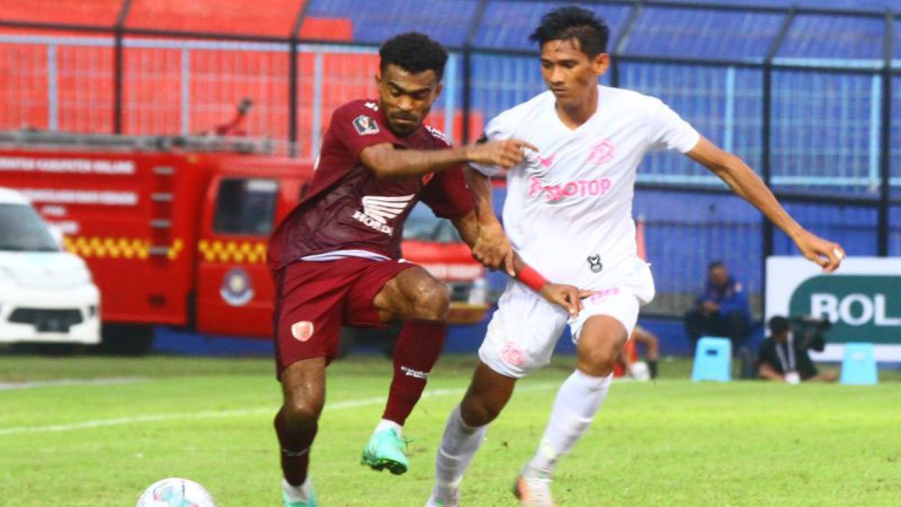 Arsip - Pesepak bola PSM Makassar Yance Sayuri (kiri) berusaha melewati hadangan pesepak bola Persikabo 1973 Ryan Kurnia (kanan) dalam pertandingan Piala Presiden 2022 Grup D di Stadion Kanjuruhan, Malang, Jawa Timur, Rabu (15/6/2022). ANTARA FOTO/Ari Bowo Sucipto/foc.