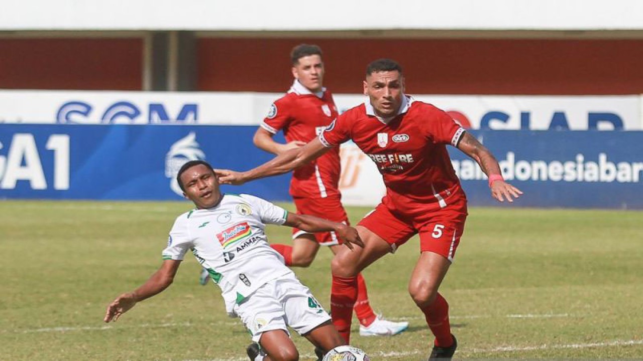 Pesepak bola PSS Sleman Albert Ferre (kiri) berebut bola dengan pesepak bola Persis Solo Jaime Xavier (kanan) pada pertandingan Liga 1 di Stadion Maguwoharjo, Sleman, DI Yogyakarta, Selasa (21/2/2023). Persis Solo mengalahkan PSS Sleman 4-1. ANTARA FOTO/Hendra Nurdiyansyah/tom.
