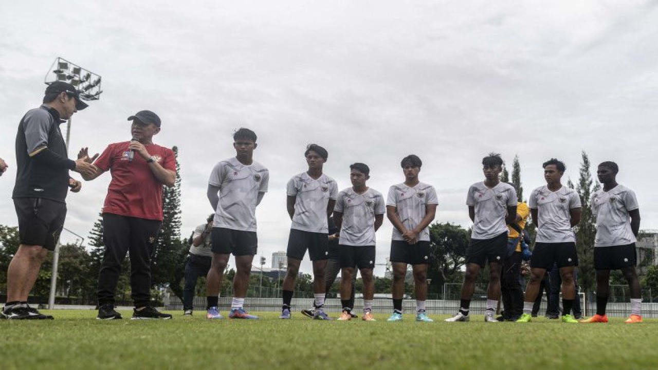 Ketua Umum PSSI Mochamad Iriawan (kedua kiri) didampingi pelatih Timnas U-20 Shin Tae-yong (kiri) menyampaikan instruksi kepada para pemain Timnas U-20 di Lapangan A Senayan, Jakarta, Rabu (15/2/2023). ANTARA FOTO/Aprillio Akbar/hp