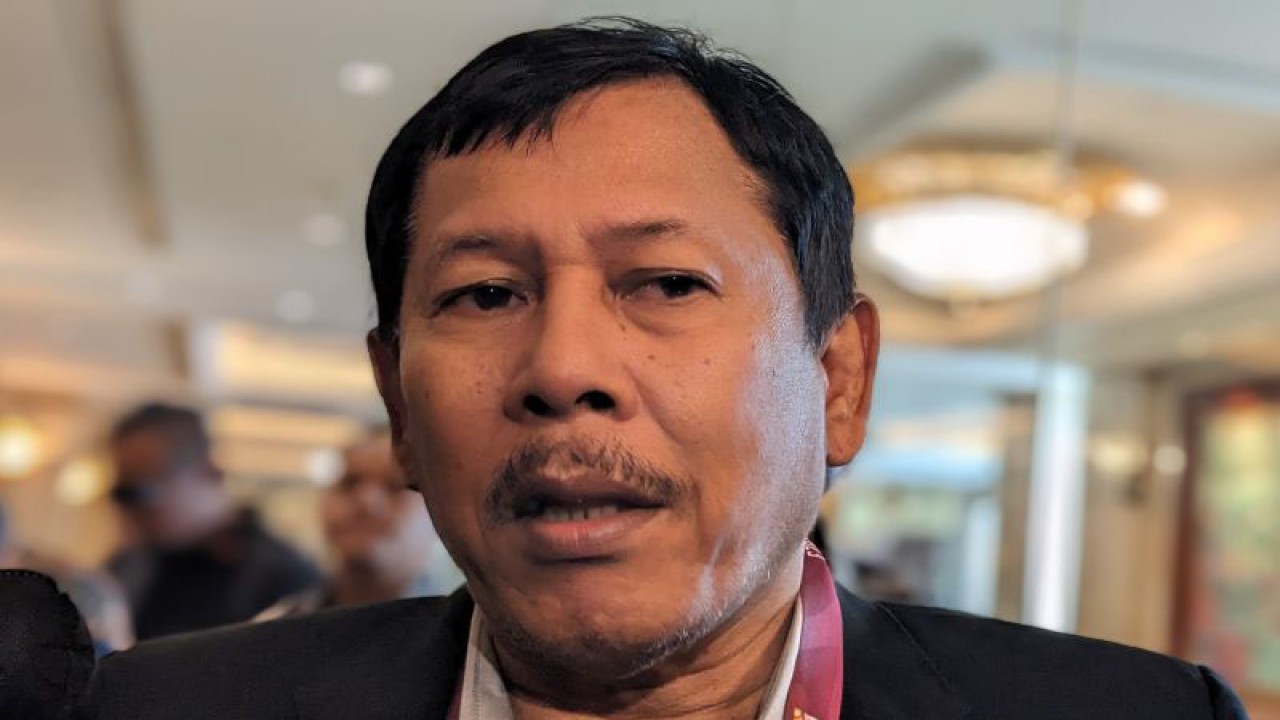 Direktur Keuangan Persiba Balikpapan Togar Simanjuntak, yang juga salah satu pemilik suara (voter) PSSI, memberikan pernyataan kepada media soal kisruh pemilihan wakil ketua umum PSSI 2023-2027 di Kongres Luar Biasa PSSI, Jakarta, Kamis (16/2/2023). (ANTARA/Michael Siahaan)