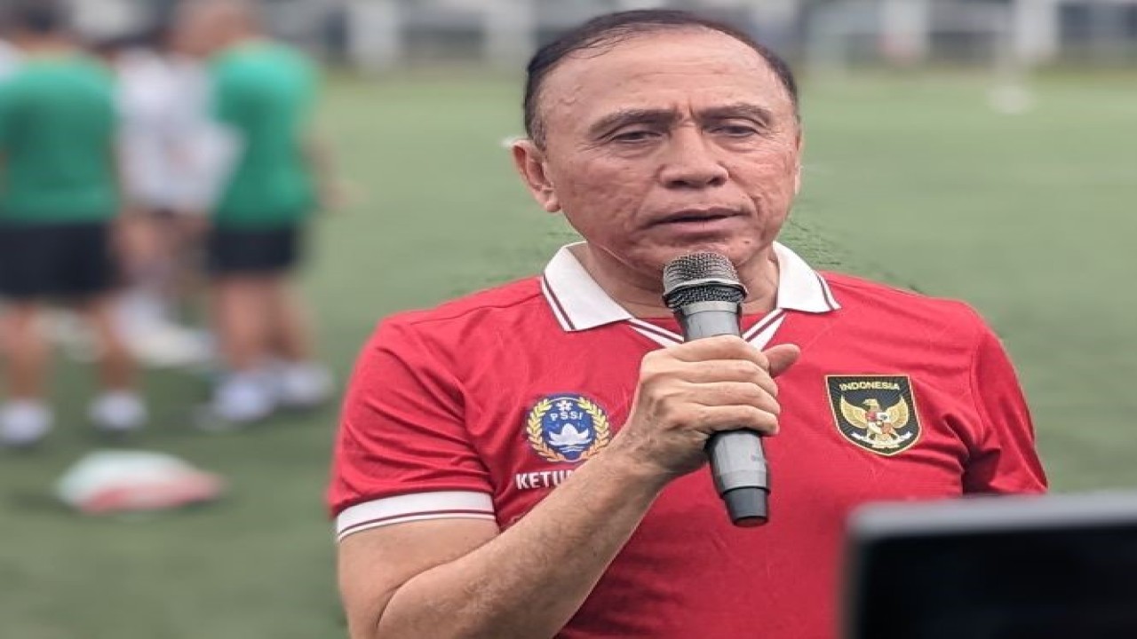 Ketua Umum PSSI Mochamad Iriawan memberikan pernyataan terkait tim nasional U-20 kepada pewarta di Lapangan C Gelora Bung Karno, Jakarta, Rabu (8/2/2023). (ANTARA/Michael Siahaan)