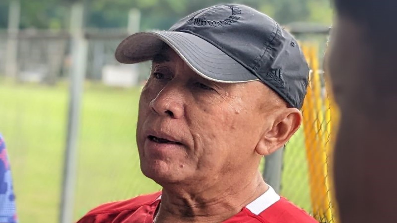 Ketua Umum PSSI Mochamad Iriawan memberikan pernyataan kepada media soal perkembangan sepak bola nasional di Lapangan A Gelora Bung Karno, Jakarta, Rabu (15/2/22/2023). (ANTARA/Michael Siahaan)