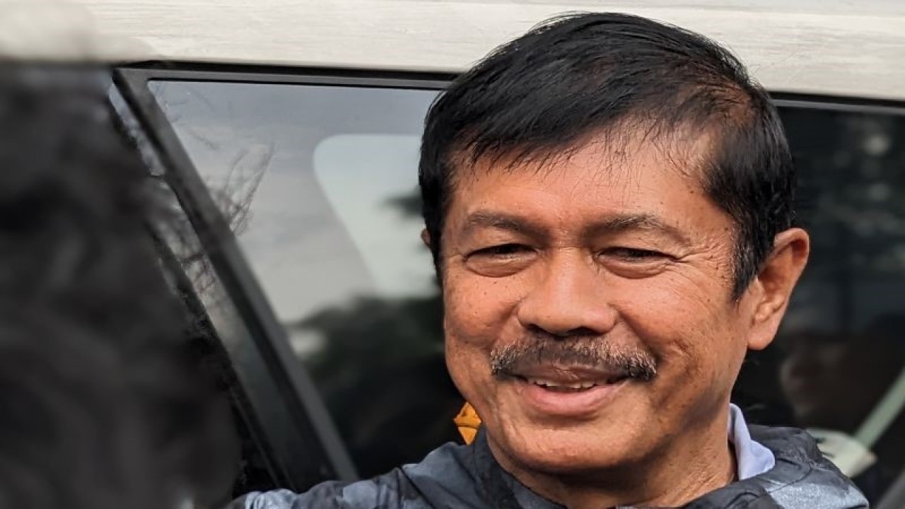 Direktur Teknik PSSI Indra Sjafri memberikan pernyataan kepada media soal masa depan pelatih timnas Shin Tae-yong kepada pewarta di GBK Arena, Jakarta, Senin (16/1/2023). (ANTARA/Michael Siahaan)