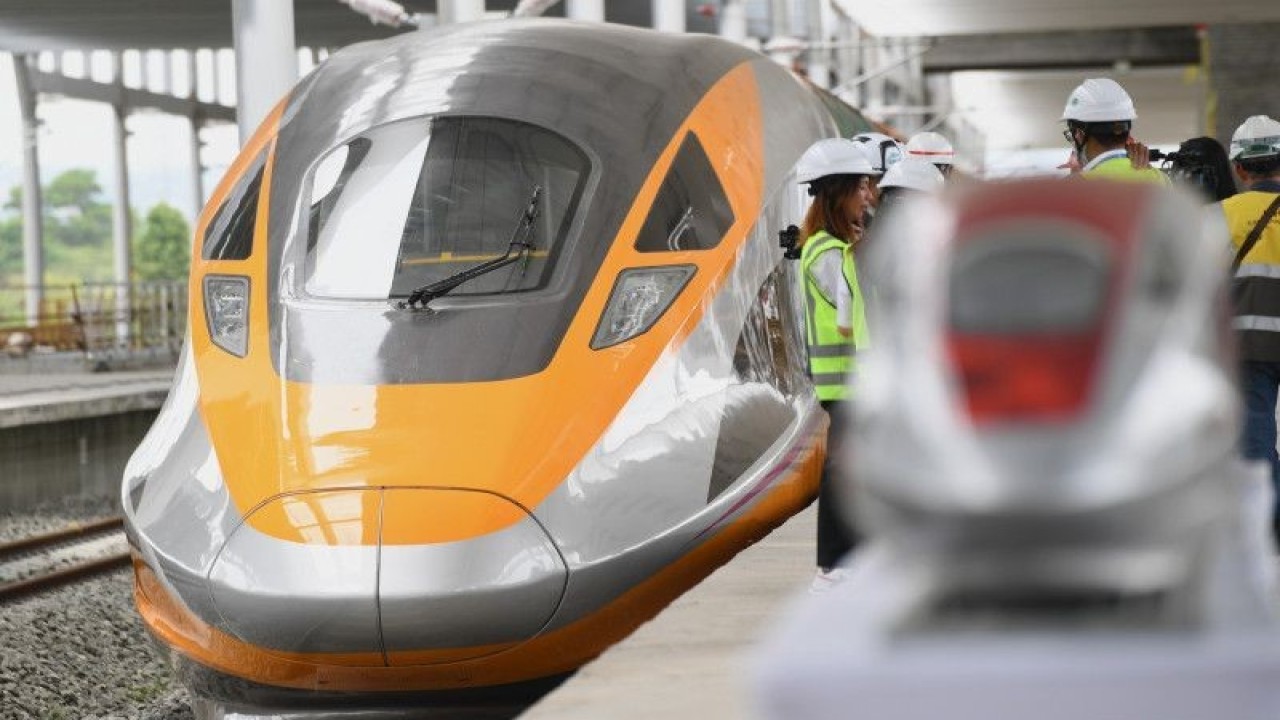 Kereta cepat inspeksi dihadirkan di lokasi proyek Kereta Cepat Jakarta Bandung di Stasiun Tegalluar, Kabupaten Bandung, Jawa Barat. ANTARA FOTO/Hafidz Mubarak/foc.