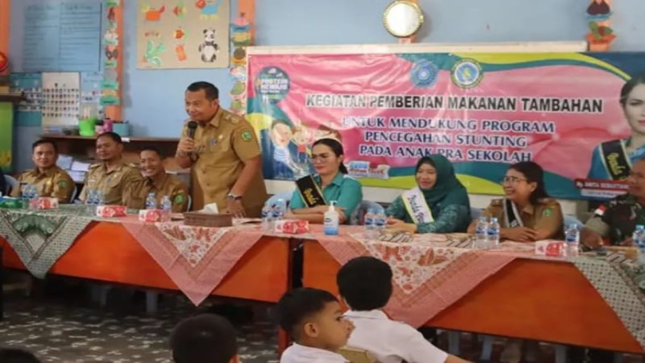 Bupati Bengkayang mengikuti kegiatan PTM di sejumlah PAUD di daerah itu (ANTARA/Wati)