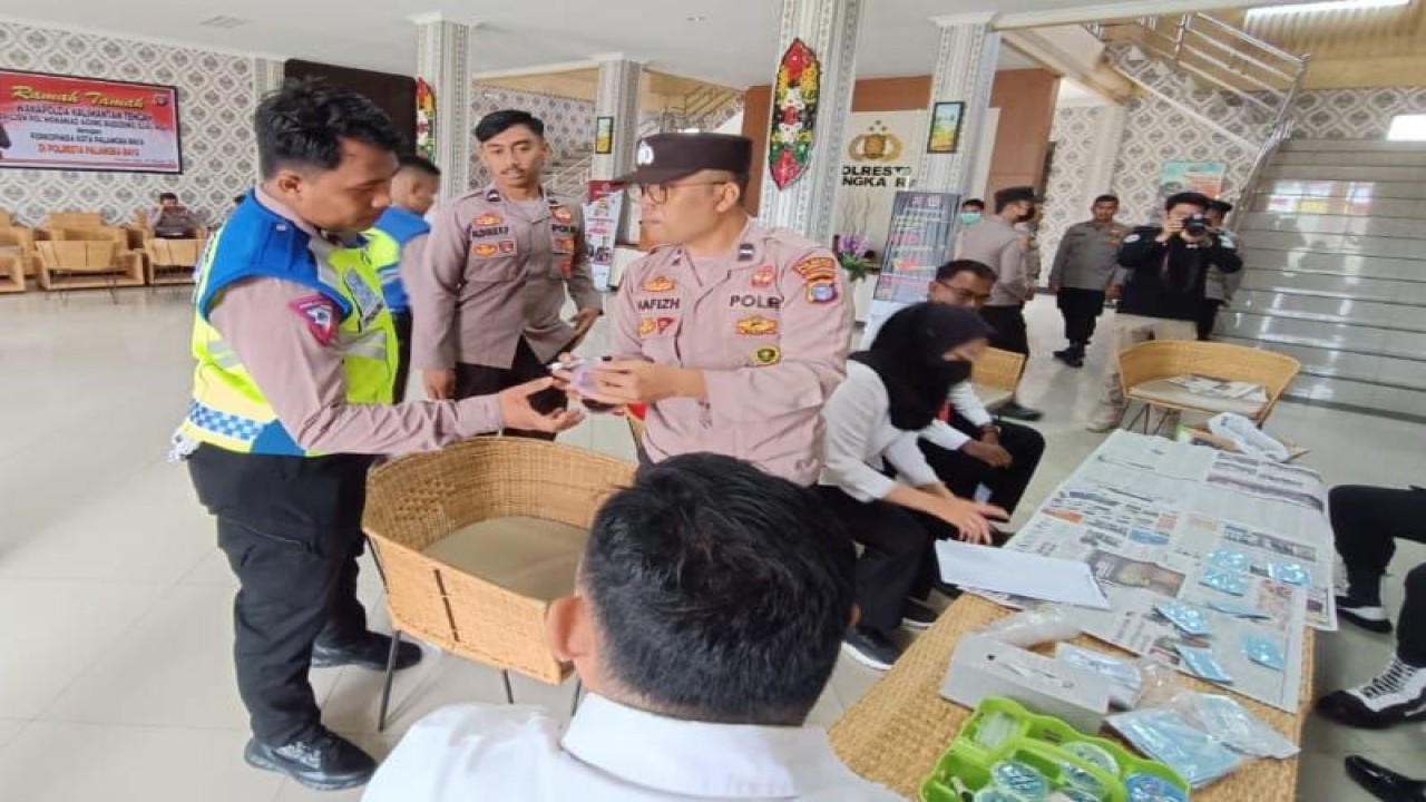 Puluhan personel Polresta Palangka Raya, Kalimantan Tengah di tes urine oleh Satres Narkoba Polresta setempat secara dadakan di lobi Mapolresta Jalan Tjilik Riwut Km 3,5, Senin (13/2/2023). ANTARA/HO-Humas Polresta Palangka Raya