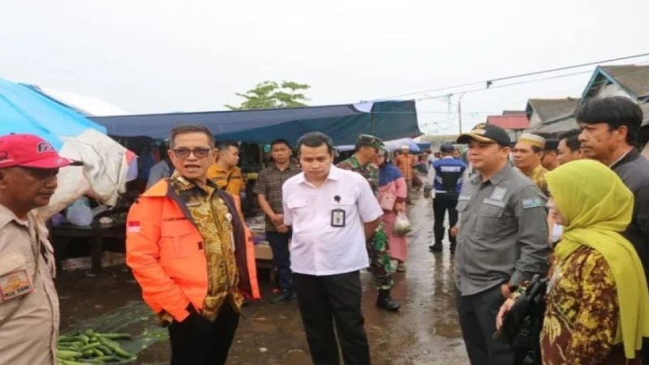 Perwakilan Kementerian Pekerjaan Umum dan Perumahan Rakyat (Kemen PUPR) Aditio Setionurjaya (ketiga dari kiri), wakil Bupati Kotabaru Andi Rudi Latif (ketiga dari kanan), serta Sekretaris Daerah Said Ahmad (kedua dari kiri) kesiapan pembangunan sentra ikan di Pasar Kemakmuran, Kotabaru, Kalimantan Selatan, Selasa (7/2/2023). ANTARA/HO-Diskominfo Kotabaru