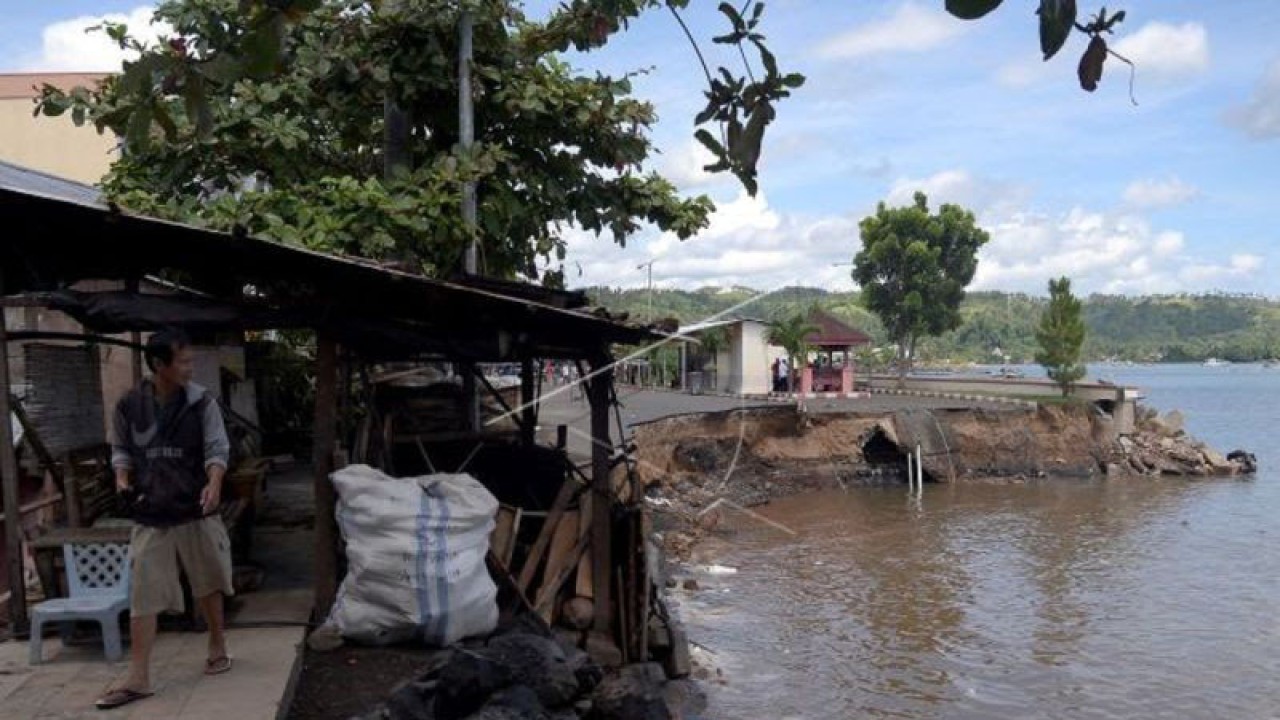 Abrasi di pesisir pantai Amurang, Kabupaten Minahasa Selatan menghancurkan dan menenggelamkan rumah warga, fasilitas jalan dan jembatan pada beberapa waktu lalu. ANTARA/Atwit Pramono (1)