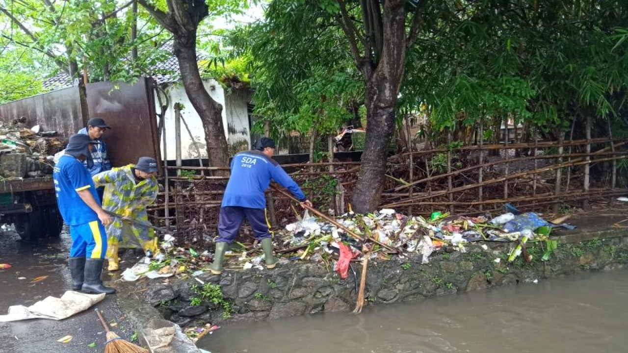 Ilustrasi: petugas dari Dinas PUPR Kota Mataram tangani sampah plastik di salah satu ruas saluran Kota Mataram, Provinsi Nusa Tenggara Barat. (Foto: ANTARA/HO PUPR)