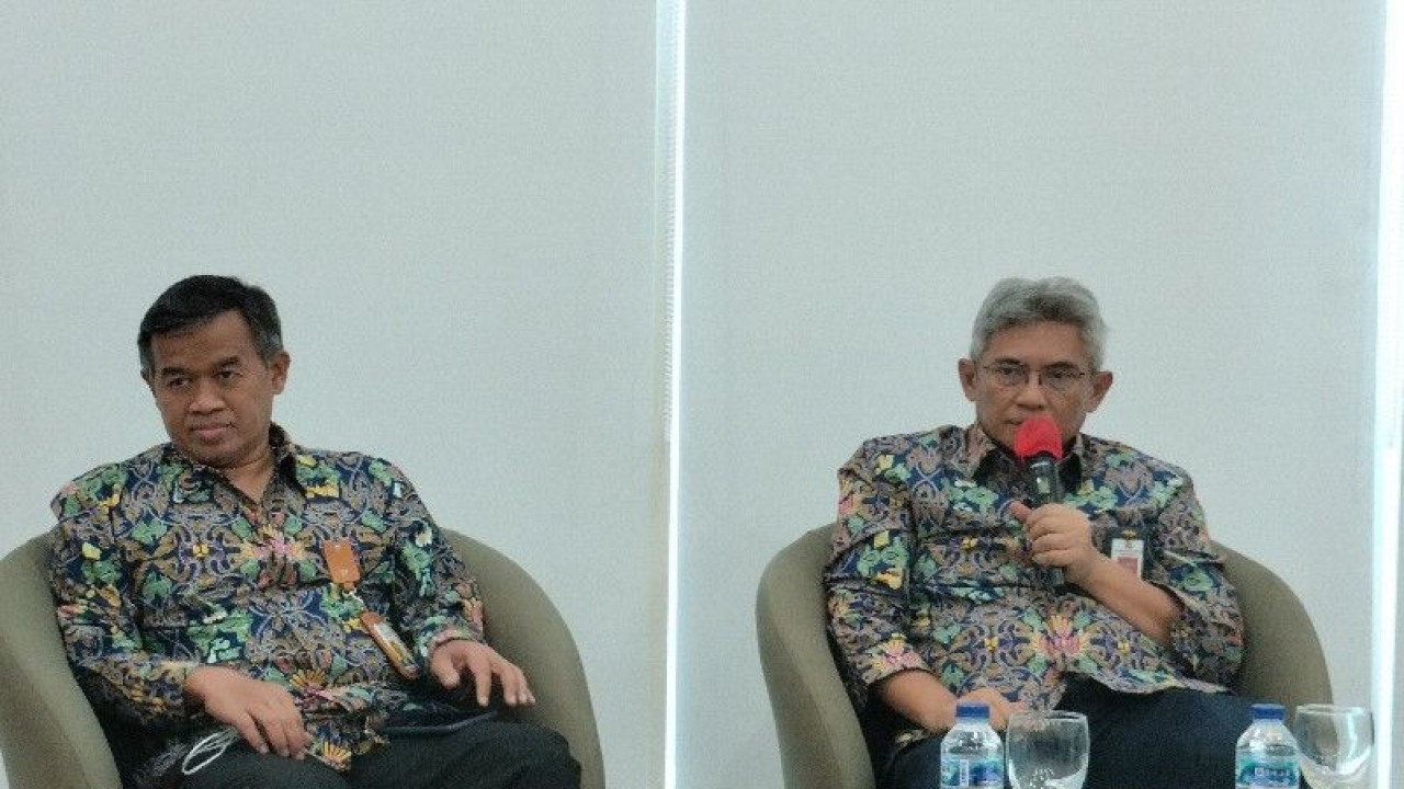 Direktur Jenderal Bina Marga Hedy Rahadian (kanan) dalam konferensi pers, di Jakarta, Rabu (8/2/2023). ANTARA/Aji Cakti.