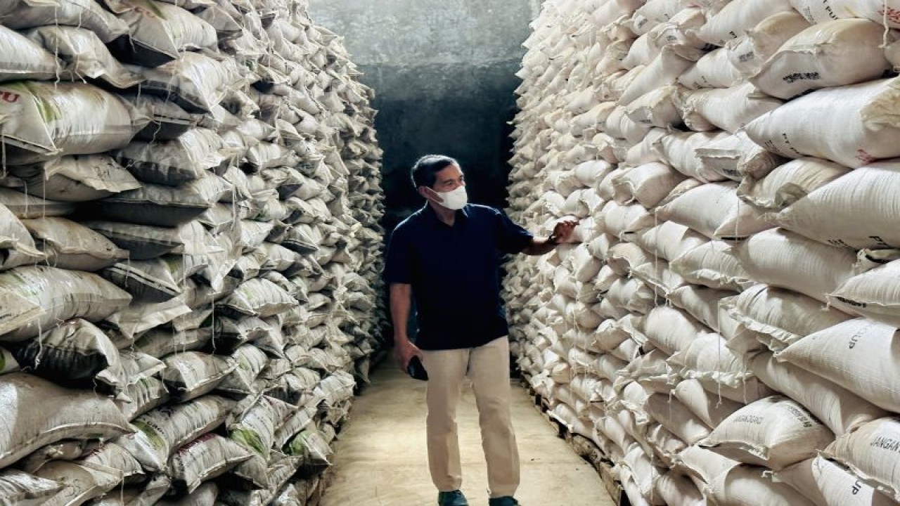 Direktur Pemasan Pupuk Indonesia Gusrizal saat meninjau gudang lini III Pupuk Indonesia di Cikampek, Karawang, Jawa Barat, Kamis. (ANTARA/ Sella Panduarsa Gareta)