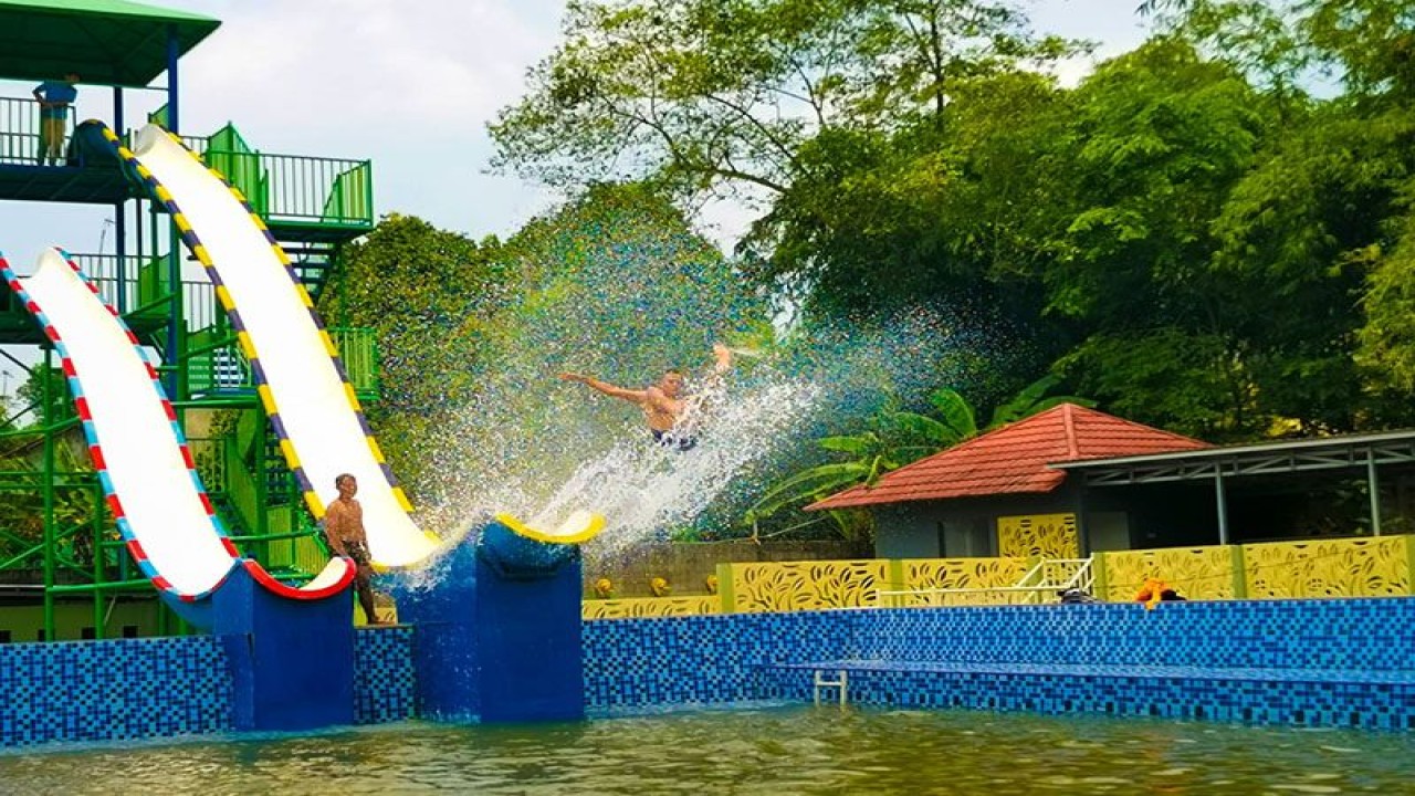 Ilustrasi - Sejumlah wisatawan bermain seluncur air di Objek Wisata Air Bojongsari (Owabong) yang dikelola Perumda Owabong, Purbalingga, Jawa Tengah. ANTARA/HO-Owabong.