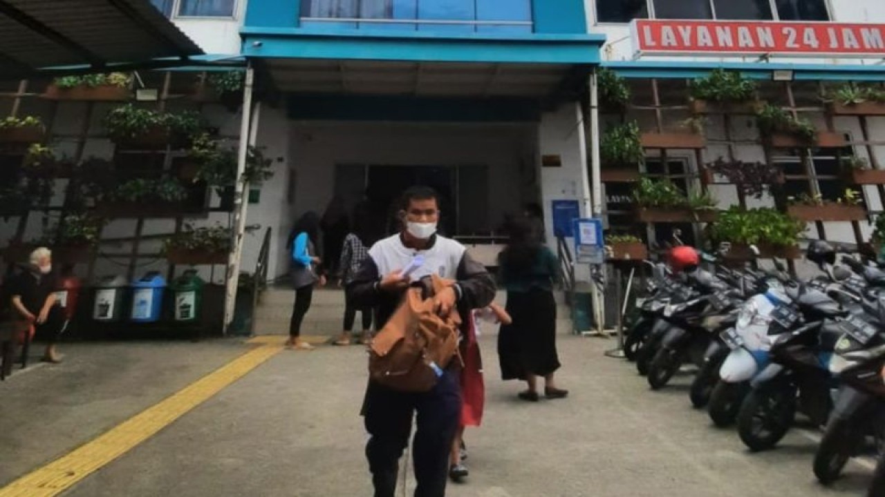 Sejumlah masyarakat berkunjung ke Puskesmas Kecamatan Cilincing di Jakarta Utara, Senin (13/2/2023). ANTARA/HO-Kominfotik Jakarta Utara