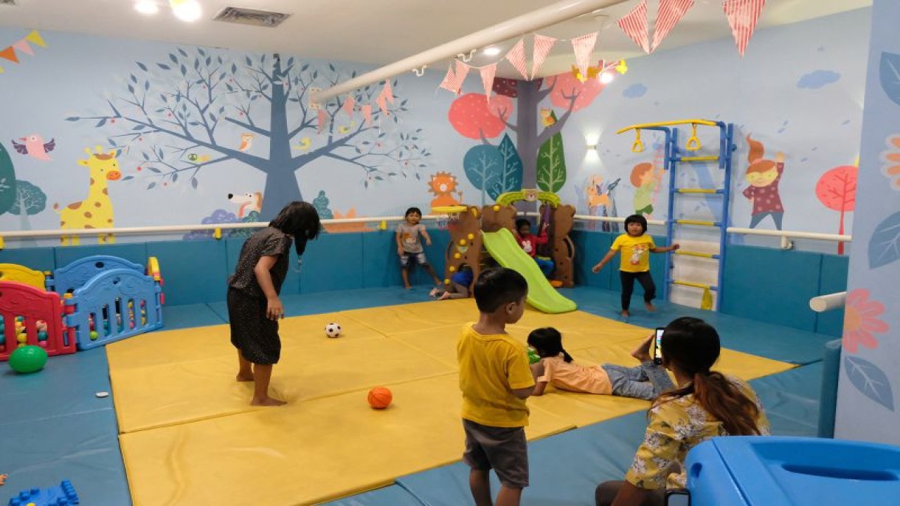 Sejumlah anak sedang bermain di Pusat Pembelajaran Keluarga (Puspaga) Kota Surabaya, Selasa (14/2/2023). (ANTARA/HO-Diskominfo Surabaya)