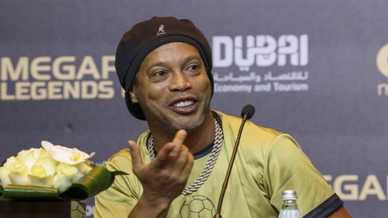 Legenda sepak bola Brazil dan Barcelona Ronaldinho saat berbicara dalam konfrensi pers untuk turnamen OmegaPro Legends Cup di Dubai pada 12 Mei 2022. ANTARA/Karim SAHIB / AFP