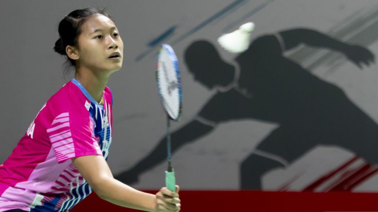 Pebulu tangkis tunggal putri Indonesia Putri Kusuma Wardani mengembalikan kok ke arah lawannya pebulu tangkis tunggal putri Cina He Bing Jiao pada babak kualifikasi Daihatsu Indonesia Masters 2022 di Istora Senayan, Jakarta, Rabu (8/6/2022). ANTARA FOTO/Muhammad Adimaja/tom.