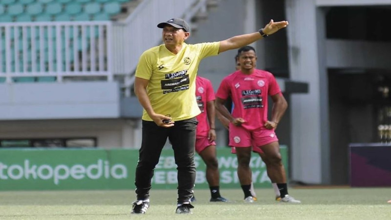 I Putu Gede Swi Santoso pada saat memberikan sesi latihan bersama skuad Arema FC. (ANTARA/HO-MO Arema FC)