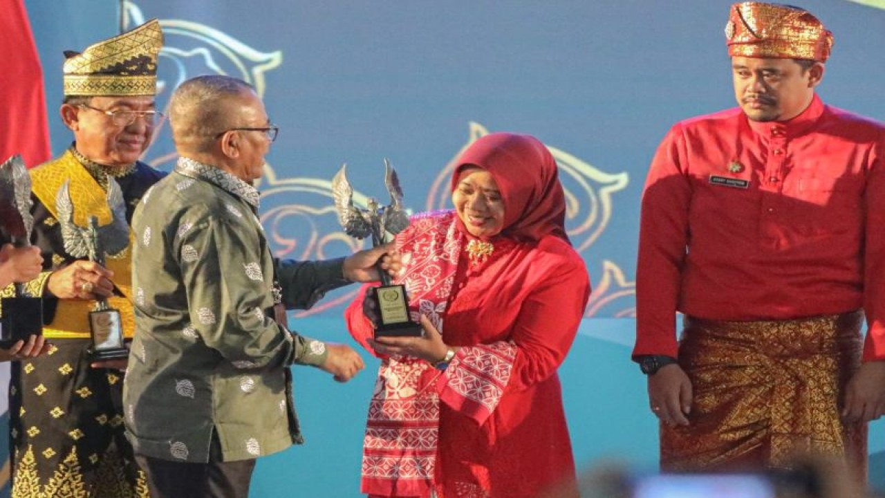 Ketua PWI Pusat Atal S. Depari menyerahkan Anugerah Kebudayaan Abyakta kepada Bupati Sleman Kustini Sri Purnomo pada acara puncak peringatan Hari Pers Nasional di Gedung Sebaguna Pemerintah Provinsi Sumatera Utara di Kota Medan, Kamis (9/2/2023). (ANTARA/HO-Bagian Prokopim Setda Sleman)